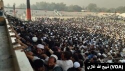 ازدحام متقاضیان ویزۀ پاکستان در میدان فوتبال شهر جلال‌آباد