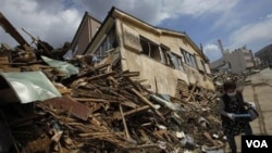Japón volvió a temblar el día en que se cumple un mes del devastador terremoto del pasado 11 de marzo de 2011.
