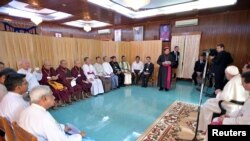សម្តេច​ប៉ាប Francis ជួប​ជាមួយ​នឹង​មេដឹកនាំ​សាសនា​នៅ​ក្នុង​ប្រទេស​មីយ៉ាន់ម៉ា​នៅ​ក្នុងអគារ Archbishop's House ក្នុង​ក្រុង​រ៉ង់ហ្គូន ប្រទេស​មីយ៉ាន់ម៉ា កាលពី​ថ្ងៃទី២៨ ខែវិច្ឆិកា ឆ្នាំ២០១៧។