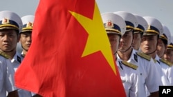 擎着国旗的越南海军人员