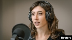 ARHIVA – Italijanska novinarka Ćećilija Sala, koju je policija uhapsila u Teheranu, 9. decembra 2024, snima svoj podkast "Priče" u svojoj kući u Rimu (Foto: Reuters/Chora Media)