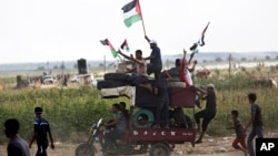 Warga Palestina dalam aksi unjuk rasa di perbatasan Gaza dengan Israel, Jumat (3/8). 