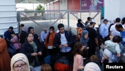 دو تابعیتی‌ها در گذرگاه مرزی رفح در جنوب غزه
