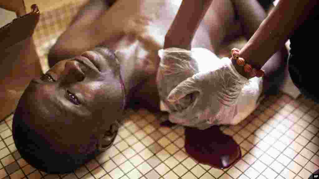 Un manifestant blessé lors des affrontements est soigné à l'hôpital de Ouagadougou, Burkina Faso, 17 septembre 2015