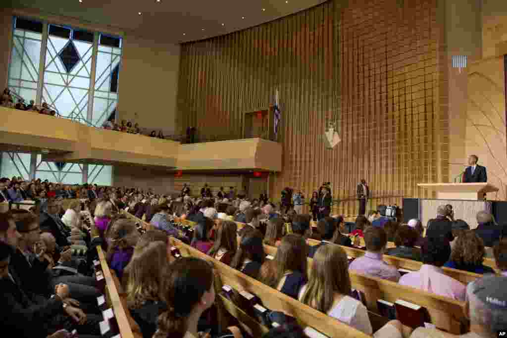 President Barack Obama speaks to a full house at Adas Israel Congregation as part of Jewish American Heritage Month in Washington, May 22, 2015. 