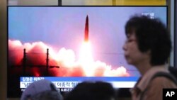 지난 26일 한국 텔레비전 방송에 북한의 미사일 발사 장면이 나오고 있다. 