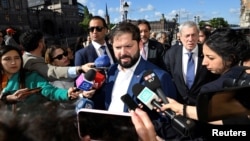 El presidente de Chile, Gabriel Boric, habla con la prensa en las afueras de Sagerska Palatset en Estocolmo, el viernes 14 de junio de 2024, durante su visita a reuniones bilaterales con el primer ministro de Suecia, Ulf Kristersson. 