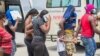 Los migrantes haitianos caminan juntos después de que las autoridades estadounidenses los sacaron de una ciudad fronteriza de Texas el domingo 19, donde miles de personas, en su mayoría haitianos, se habían reunido debajo de un puente después de cruzar el río Grande desde México.