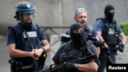 La police française et des membres de la brigade anti-criminalité (BAC) lors d'une descente anti-terroriste à Argenteuil, dans la banlieue nord de Paris, le 21 juillet 2016