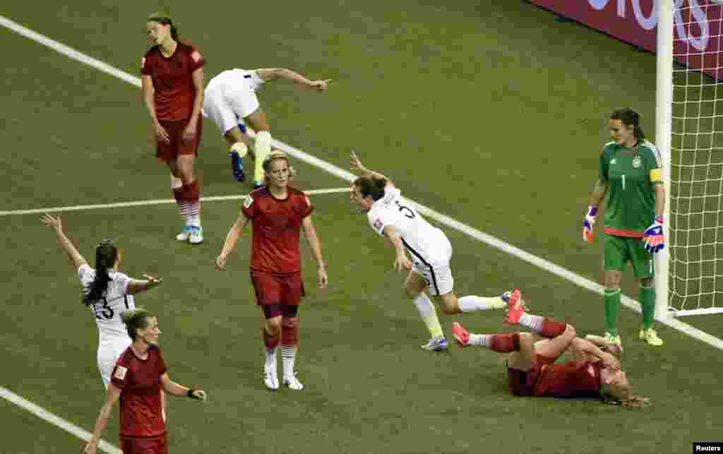 Kelley O'Hara (5) a lokacin da take murnar cinye kasar Jamus a wasan kusa da karshe a kasar Kanada. 30 ga watan Yuni, 2015
