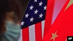 美国与中国国旗