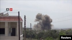 Explosion d'une bombe larguée depuis un hélicoptère à Karsaa, dans la province d’Idlib, en Syrie, le 7 mai 2019.