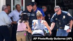 Građani i policija pred tržnim centrom u kom se dogodio napad u gradu El Pasu u američkoj državi Teksas 