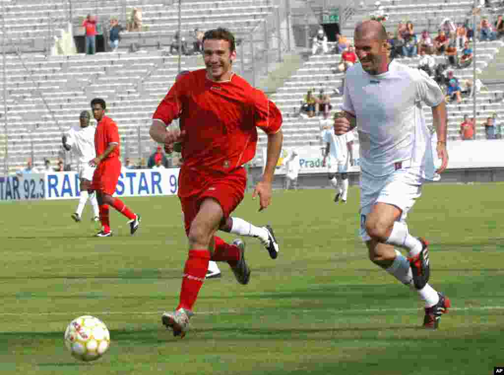 La star française du football, Zinedine Zidane, et le joueur ukrainien de l’AC Andry Shevchenko se disputent un ballon au cours du match de son jubilé joué à Marseille, au Sud de la France, samedi 11 juin 2005. Weah a annoncé sa candidat aux prochaines élections pour le Sénat après au Liberia.