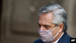 El presidente de Argentina, Alberto Fernández, asiste a una ceremonia con el presidente de México, Andrés Manuel López Obrador, en el Palacio Nacional en la Ciudad de México, México. Febrero 23, 2021. Foro: AP.