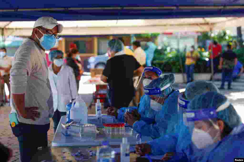 Pruebas de COVID-19 se están administrando en todo el mundo, a medida que los casos continúan aumentando. En Antiguo Cuscatlan, El Salvador, el gobierno instaló cabinas de pruebas en un parque local.