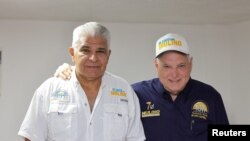 José Raúl Mulino posa con el ex presidente Ricardo Martinelli durante las elecciones generales, en la Ciudad de Panamá, Panamá, en esta fotografía publicada el 5 de mayo de 2024. Oficina de Prensa de José Raúl Mulino