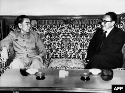 (ARCHIVO) El enviado especial de Estados Unidos, Henry Kissinger (derecha), se reúne con el primer ministro de China, Zhou Enlai, en julio de 1971 en Beijing.