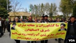 کشاورزان در اصفهان و همچنین در استان‌هایی چون چهارمحال و بختیاری به مدیریت آب در ایران اعتراض دارند. 