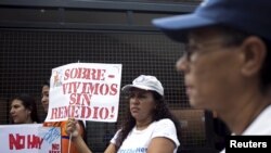 Una mujer venezolana sostiene un cartel exigiendo medicinas durante una manifestación por las pacientes de cáncer de mama en Caracas, el 27 de agosto de 2017.