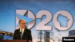 El presidente del Comité Nacional Demócrata, Tom Perez, partició en el Caucus Hispano de la Convención Nacional Demócrata el 19 de agosto de 2020.