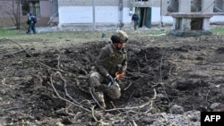 Український вибухотехнік оглядає місце вибуху після російського ракетного удару по Харкову 6-го квітня 2024 року. Російська компанія, що займається виробництвом мікрочипів, продовжує постачати їх російським виробникам зброї, незважаючи на свої заяви, що цього не робить.