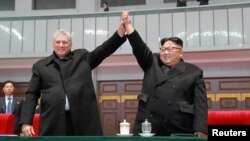 Archivo. El presidente cubano Miguel Díaz-Canel junto al líder norcoreano Kim Jong en una gala artística en Pyongyang en 2018.