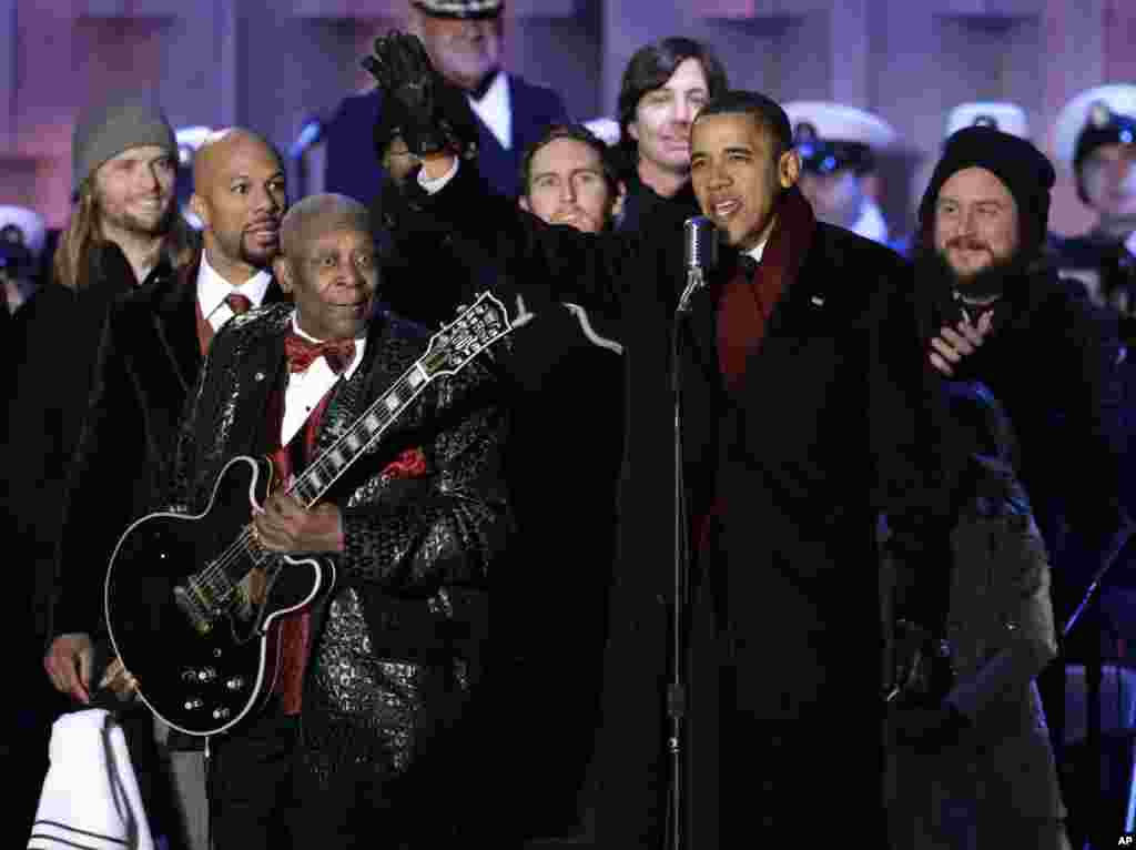 President Barack Obama waves to the crowd with musician B.B. King at the lighting of the National Christmas Tree at the Ellipse across from the White House in Washington, Dec. 9, 2010.