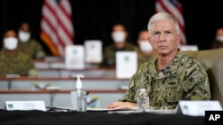 El almirante de la Armada de Estados Unidos Craig Faller escucha durante una sesión informativa sobre las operaciones antinarcóticos en el Comando Sur de los Estados Unidos, el viernes 10 de julio de 2020, en Doral, Florida.