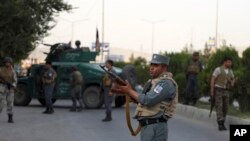 Seorang personel keamanan mengamankan lokasi serangan di Kabul, Afghanistan, Minggu, 28 Juli 2019.