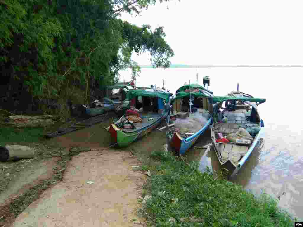 ផ្ទះទូករបស់គ្រួសារអ្នកនេសាទ ចតនៅក្បែរសឺន លើដងទន្លេមេគង្គក្នុងភូមិស្វាយឃ្លាំង ឃុំស្វាយឃ្លាំង ស្រុកក្រូចឆ្មារ ខេត្តកំពង់ចាម នៅថ្ងៃសៅរ៍ ទី២២ ខែកក្កដា ឆ្នាំ២០១៧។ (សើ សាយ្យាណា/VOA)