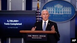 លោក​អនុប្រធានាធិបតី Mike Pence ថ្លែង​អំពី​មេរោគ​កូរ៉ូណា​នៅ​ក្នុង​សេតវិមាន កាលពី​ថ្ងៃទី១៧ ខែមេសា ឆ្នាំ២០២០។
