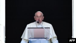 El papa Francisco habla desde una ventana del Vaticano durante el rezo dominical, el 14 de abril de 2024.