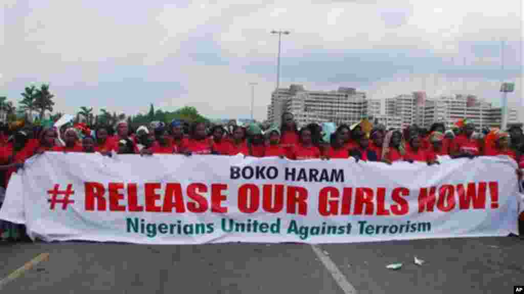 Le groupe des Nigérians Unis contre le terrorisme assiste à une manifestation appelant le gouvernement à sauver les jeunes filles enlevées de l'école secondaire de gouvernement dans Chibok, à Abuja, au Nigeria, lundi 26 mai 2014, photo. (AP Photo / Gbenga Olamikan)