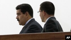 El presidente de Venezuela, Nicolás Maduro (izquierda) condecoró al canciller Jorge Arreaza por su desempeño en la OEA.