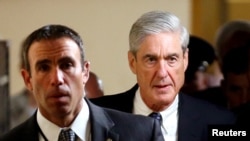 El consejero especial Robert Mueller (R) se retira después de informar a los miembros del Senado estadounidense sobre su posible colusión entre Rusia y la campaña Trump en el Capitolio de Washington, EE. UU., 21 de junio de 2017. REUTERS / Joshua Roberts - RC11C635F380