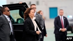 La vicepresidenta de Estados Unidos y candidata presidencial demócrata, Kamala Harris, camina para abordar el Air Force Two en el Aeropuerto Internacional de San Francisco el 11 de agosto de 2024, en San Francisco, California, mientras regresa a Washington, DC.