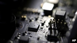 Algunos ataques fueron del tipo “día cero”, en que una vulnerabilidad es conocida por los distribuidores de software, pero aún no han introducido un parche para corregirla.