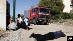 Warga Israel berlindung saat sirene tanda bahaya serangan roket berbunyi di Kiryat Malachi, Israel selatan (15/11). 