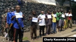 Des membres présumés de groupes armés présentés à la presse à Goma, le 1er août 2016. (VOA/Charly Kasereka)
