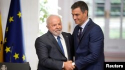 ARCHIVO - El presidente del Gobierno español, Pedro Sánchez, y el presidente de Brasil, Luiz Inácio Lula da Silva, se saludan mientras asisten a una conferencia de prensa conjunta en el Palacio de Moncloa en Madrid, España, el 26 de abril de 2023. REUTERS/Juan Medina