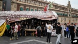 ARCHIVO: Un puesto afuera del palacio presidencial, que vende recuerdos del presidente mexicano Andrés Manuel López Obrador, en la Ciudad de México, el viernes 15 de marzo de 2024.