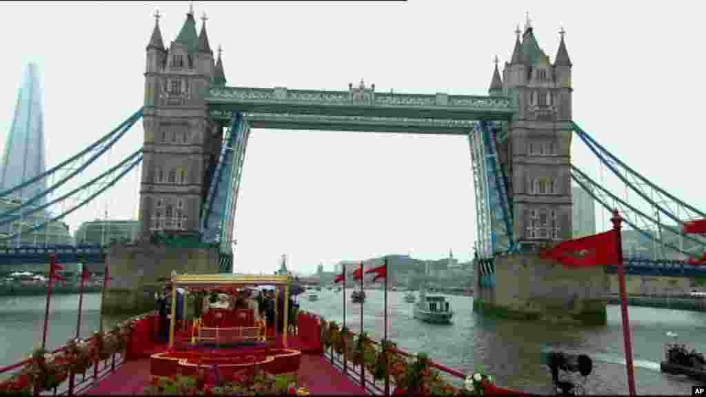 Kapal utama flotilla melintasi jembatan menara di sungai Thames (3/6).