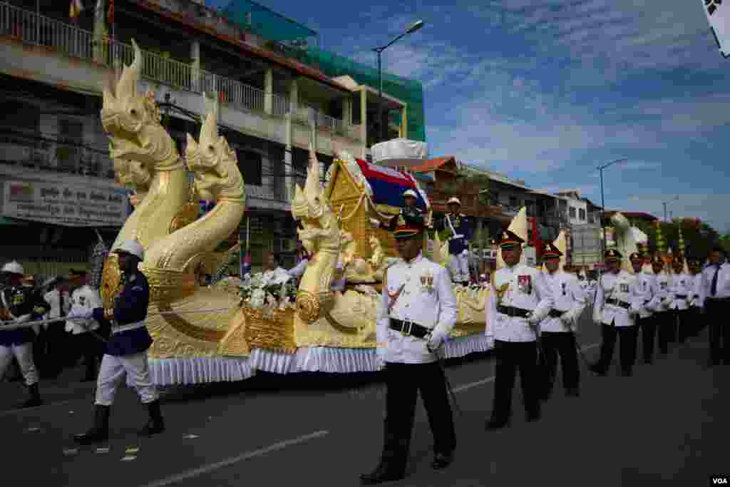 The procession of Chea Sim's funeral, former president of Cambodian People's Party and the Senate on June 19, 2015. (Nov Povleakhena/VOA Khmer)
