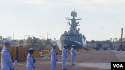 中国海军益阳号导弹护卫舰靠岸美国海军美波特港( 美国之音方冰拍摄)