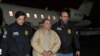ARCHIVO: El narcotraficante mexicano Joaquín "El Chapo" Guzmán llega a un aeropueto de Nueva York después de haber sido extraditado desde México el 19 de enero de 2017.