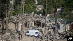 Shtëpi të shkatërruara në Ganja, një ditë pas zjarrit të artilerisë armene, gjatë luftimeve lidhur me rajonin separatist të Nagorno-Karabakut. 