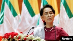 រូប​ឯកសារ៖ លោកស្រី Aung San Suu Kyi ថ្លែង​សុន្ទរកថា​ទៅ​កាន់​ប្រទេស​ជាតិ​អំពី​ស្ថានភាព​នៅ​​រដ្ឋ Rakhine និង​​បញ្ហា​ជនជាតិ​រ៉ូហ៊ីងយ៉ា(Rohingya) កាល​ពី​ឆ្នាំ​២០១៧។
