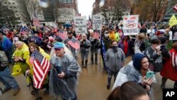 Des manifestants se rassemblent au State Capitol à Lansing, Michigan, le jeudi 30 avril 2020 pour dénoncer les restrictions commerciales dues au COVID-19 (AP Photo / Paul Sancya)