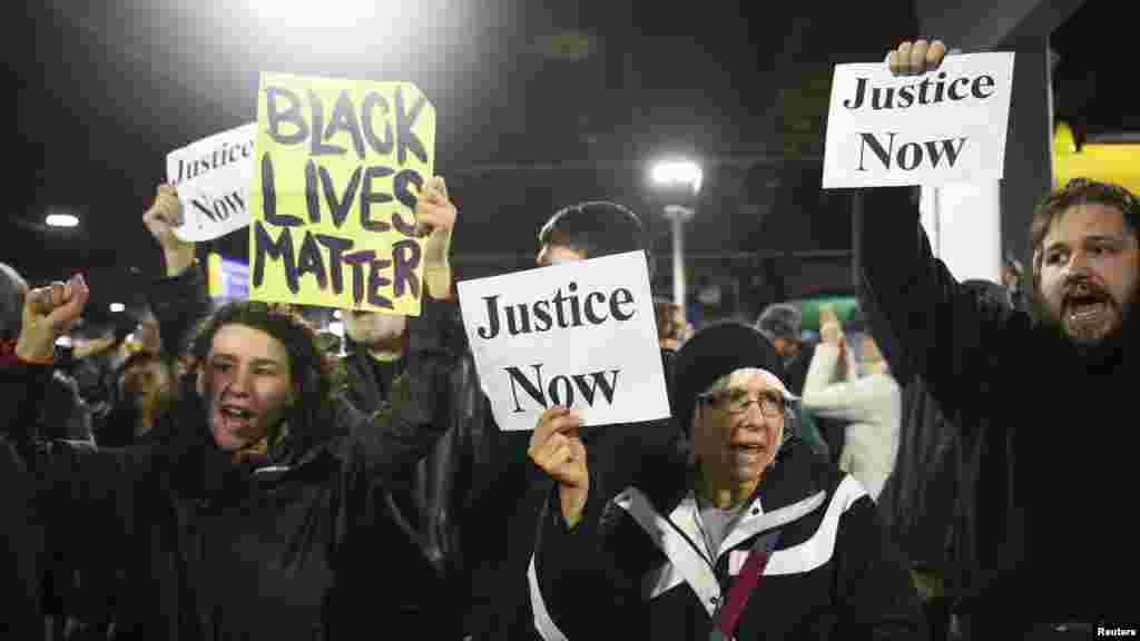Comme ici à Bloomington, plusieurs personnes ont manifesté, à travers les Etats-Unis, contre les meurtres des noirs par des policiers blancs, Minnesota, 23 décembre 2015